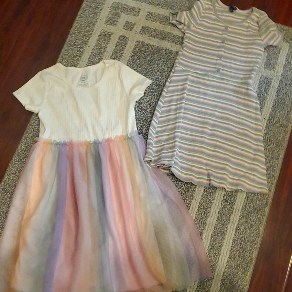 2 Girl dresses - Picture 1 of 7